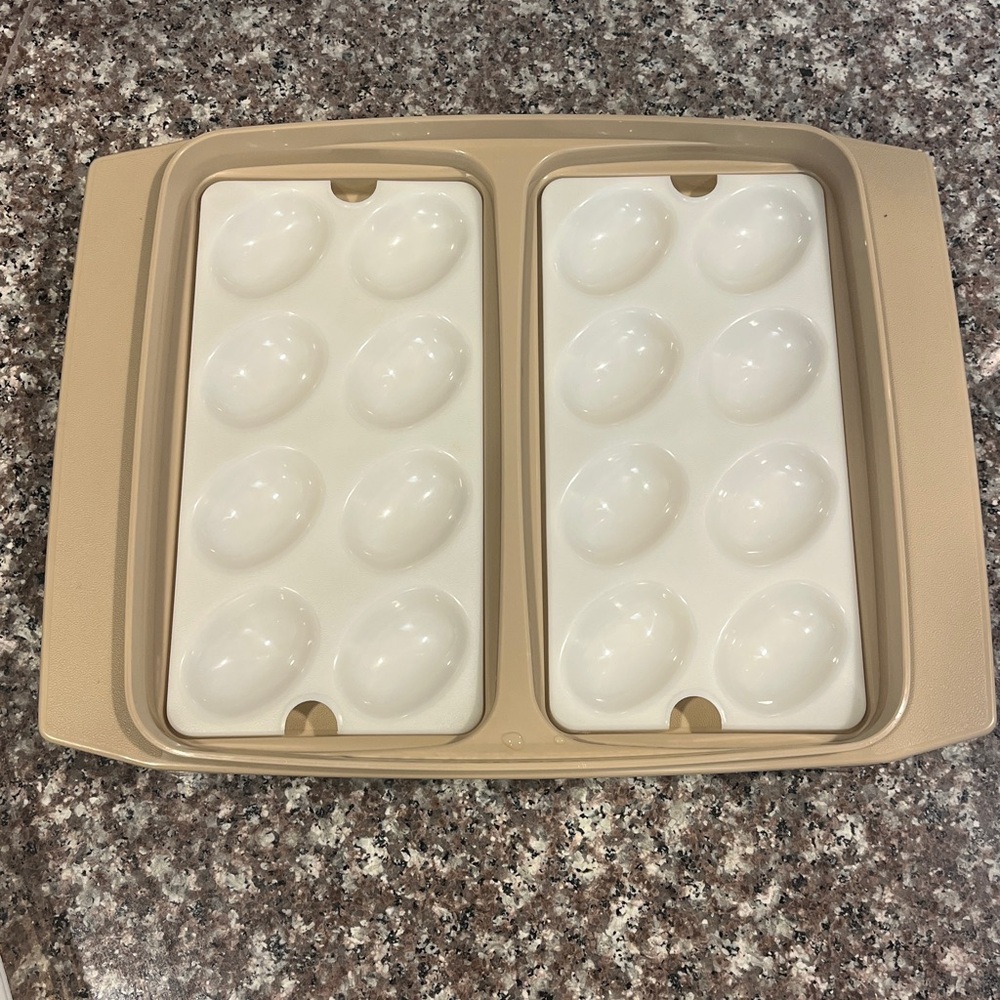 Tupperware deviled egg case - Picture 3 of 8